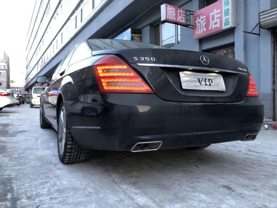 奔驰s级-裸车价格84万，落地91万！
这台车开了这么多年只想说比奥迪A8强不是一点。单说内饰豪华程度上完全秒杀奥迪A8宝马7系。
作为一个老车主的我给大家讲讲我的S级吧！
#乘坐空间出色 这台车无论前排后排对于180身高200斤的我都是足够的大！前排高度头顶2拳后排2拳，前排腿部位置很宽敞角度很舒服，后排腿部3拳的距离！
#外观厚重 外观大气厚重商务车的气息很浓郁，完全是藐视一切其他车辆的感觉！
#氛围灯漂亮 室内氛围灯亮起来的时候你会知道什么是豪华和格调，自带美女上车功能你懂的！
#后备厢空间大 后备