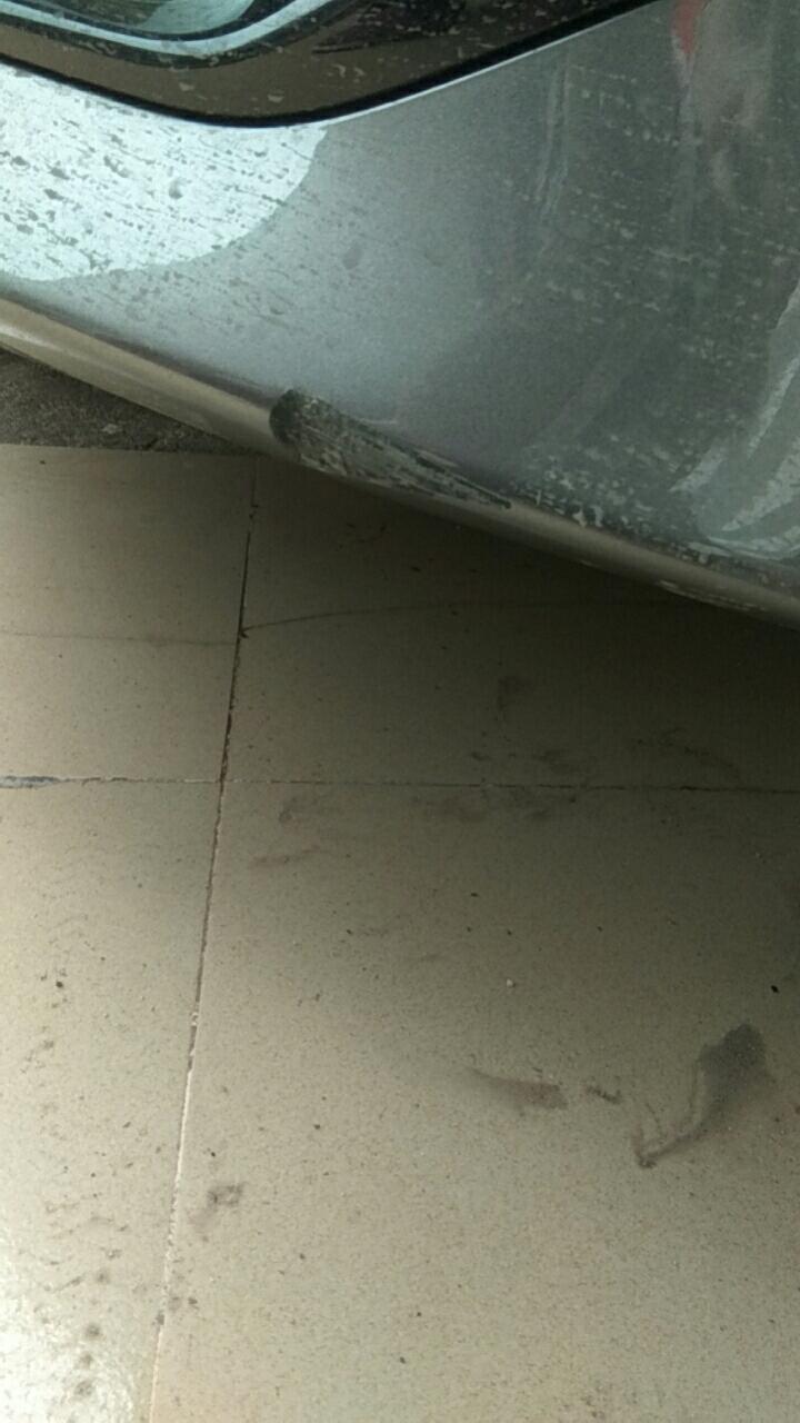 轩逸-车灯下方点棱角被刮了，这个能补吗？