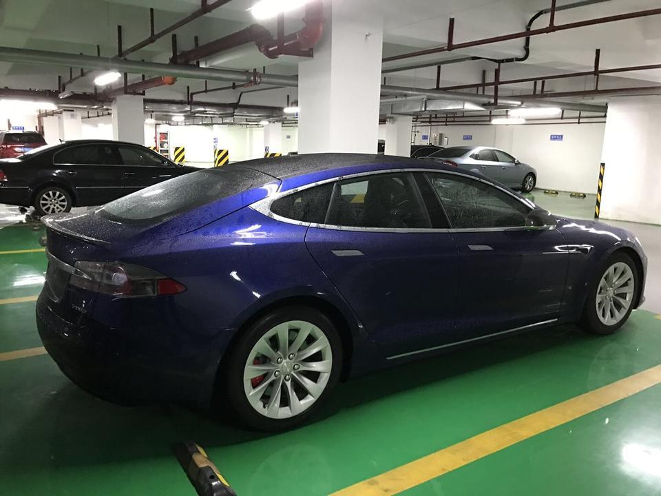 model s-购车总价 | 当时没有优惠，新车裸车价80.63万，加上保险，上牌下来89.45万，新能源车型没有购置税。
同级对比 | 买车就看中了特斯拉的新能源，毕竟做的挺不错。科技感十足。
故障吐槽 | 新车刚买的时候后门有瑕疵，只怪验车没看清楚，后来去4s店，人家不承认，
空间 | 空间还算可以吧，本人173，做后排腿部空间有1拳左右，头部空间有3指。后备箱空间表现不错，满足一家三口的一家游出行还算可以。
驾驶体验 | 动力输出特别够用，百公里4.3秒的加速成绩，方向盘指向精准，悬架调教的挺不错，
