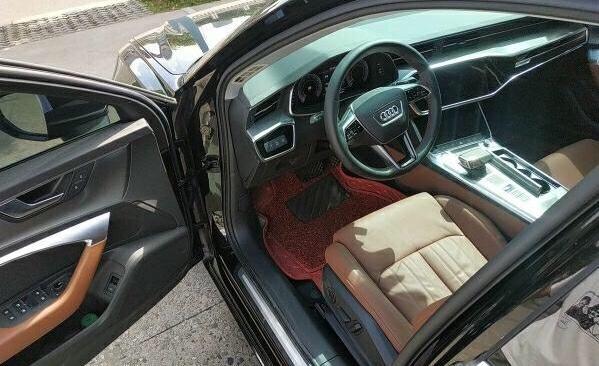 奥迪a6l-购车总价 | 该车裸车价40.98，加上其他费用一共落地价45万左右。
同级对比 | 一直以来都是奥迪的铁粉，不过之前一直没有这个实力去买到心中最好的车子，所以就是一直在观望和努力奋斗中。现在终于在年龄跨过三十之后拥有了可以购买奥迪的实力。于是，仔细对比之后，决定买下这辆A6L带回家。
故障吐槽 | 不得不吐槽，大屏，是很好看，科技感也很强，两天不擦，一上车看到就不是很美观。
空间 | 空间比起老款有提升，之前感觉新款的后备箱小了，其实都是错觉，进深空间很大，不错。毕竟是C级车了，空间绝对是够