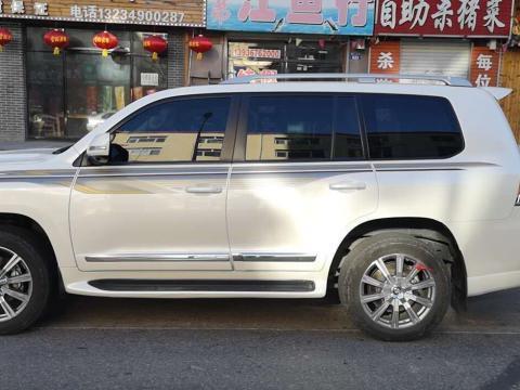购车价格：裸车价格76万 落地价83万 天津港提车
同级车选择：选车的时候看了路虎发现但是综合考虑了一下售后维修保养，还是选择了丰田的酷路泽
油耗：市区20L油左右、长途15L左右
空间：对比当时曾经选择的路虎发现空间真的大许多，对于我这种一米八十多的北方人来说却是酷路泽在空间上来比超越许多同级别车型
驾驶：体现由于这款车是4.0的排量，起步加速感确实比4.7排量的酷路泽差不少，但是地盘悬挂很扎实非常适合长途穿越进藏使用。
内饰：塑料感强一些，和路虎发现没法比较完败路虎。
总结：推荐给经常出长途甚至经常走