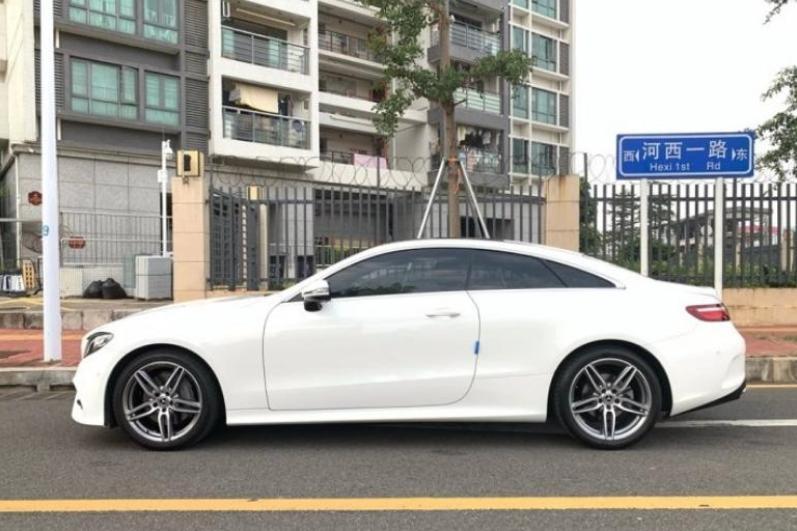 购车总价 | 4月份买这辆车的时候总价是52.5万元。
同级对比 | 跟宝马5系对比了一下，感觉这款车外观跟好看，性能配置上也非常的棒，非常的满意。
空间 | 在双门车里空间算是真的可以的，前排调好了，后排也可以坐进去，而且还有富余一点点空间。
颜值 | 外观绝对满分，买这款车的原因一半都是冲着外观。
内饰 | 内饰坐进去就能感觉到豪华大气上档次，还有大屏幕，真的超耐看。
！
