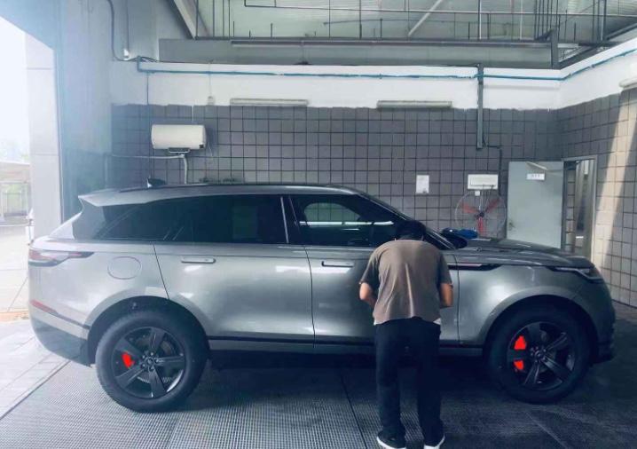 揽胜星脉-# # 去4s店就是奔着星脉去的，第一天去
先是去试驾了一下，试驾感觉还可以，就问了有没有现车，销售说现车只有250套件版，灰色，谈价格，谈价期间不停的索要赠品（不要他是真的不给）压低裸车价，我说的是价格满意直接订，销售也是不停的申请，最后谈好裸车54.98。其中   包括赠品    电动脚踏板  儿童座椅  全车镀晶  玻璃膜  脚垫  6年不限次数保养。第一天交了定金就结束了，准备明天直接来提车。
第二天   上午来先去交了钱，然后车就开去镀晶，贴膜，大概等了4个小时左右，开出来，停到了一间