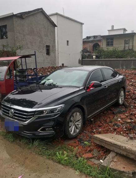 购车总价 | 裸车的价格是20.79万，后来我又加上保险费和购置税等一些其他的费用，最后的落地价大约是23.86万。
同级对比 | 当时去看车的时候我还看了一下迈腾这款车，最后买帕萨特的原因很简单，就是我不喜欢迈腾那款车的前脸设计，一点都不流行，不符合我的审美，还是帕萨特这款车更符合我的风格，性价比也高。
颜值 | 我就是看中这款车的颜值才买的，我很喜欢这款车的前脸设计，尤其是大灯设计的很有个性，是我喜欢的风格，爱了爱了！
油耗 | 油耗在我能接受的范围之内，我一般都是在市区里开，油耗大约在8个油左右，在