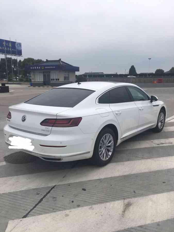 大众cc-购车总价 | 裸车价是23.3万，购车总款是25.8万
同级对比 | 我是大众的忠实粉丝，开了高尔夫有2年了，动力表现很不错，基本没啥大毛病，用着很舒心，所以这次换车还选大众，车主要给媳妇买的，去大众店她一眼就相中了cc，我其实想给她买个10多万的，但是屈服在老婆的淫威之下，所以咬咬牙提车了。
空间 | 空间没得说，后排坐着很宽松，坐三个大汉还是可以的。前排坐着很舒适，后备箱空间很大。
颜值 | 媳妇要买这款车其实还是看上了它的颜值，不得不说这款cc是真的帅啊，不愧是轿跑，回头率超高。
内饰 |