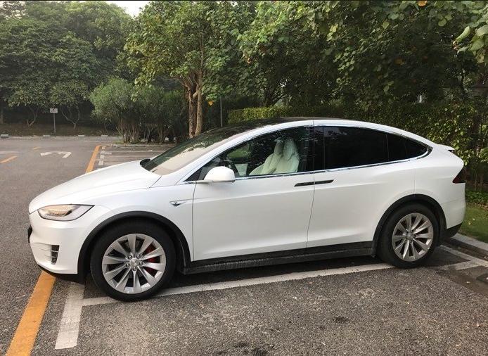 model x-购车总价 | 我是今年五月份提的这辆车，当时买的时候没有优惠，仅仅购置税都花了7万多，再加上杂七杂八的费用一共花了89万多，裸车大概是将近80万。
同级对比 | 相比较于耗油的车子来说，它最大的优点是就是节能环保，我之前开的是奥迪A6L，感觉modelx的各方面都比它要好，比如说驾驶过程中没有换挡的顿挫感，操作感流畅。而且养它不像养油车那样费钱。
故障吐槽 | 在高速上行驶的时候有两三次感觉后门处有些异响，也没太在意，还有就是它的车身饰板处有缝隙，不密合。
空间 | 车内空间还是挺够用的，
