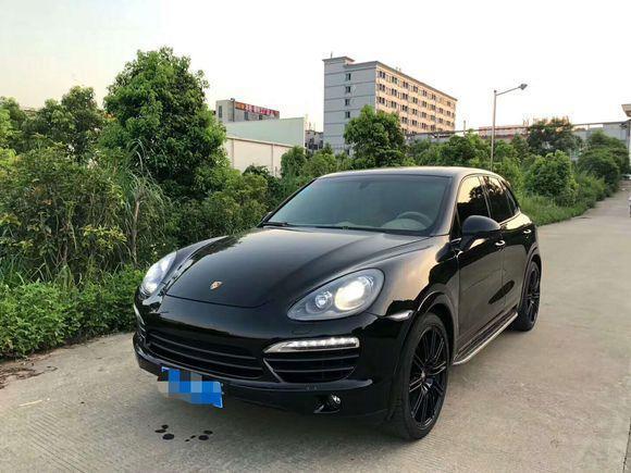cayenne-2014年6月，买的保时捷卡宴，4.8gts。裸车266万。基本能送的都送，送的东西一般，用了没几天全扔了换的新的。买之前就看了两款车，卡宴和宝马740。一个轿车，一个越野，老婆倾向740，我倾向卡宴，这俩周围伙计都有开，和老婆一起去乘坐了下，决定，卡宴，看着更骚气一点。
#外观很漂亮 
外观不用讲，两个字漂亮，三个字，很漂亮，曲线感很好，在路上识别度也很高，suv有这么漂亮的也不多见。满意。
#车尾灯不太好看 
整车不好看的地方就是尾灯了，一点都不显眼，配不上这个车的外形，也配不上这个的