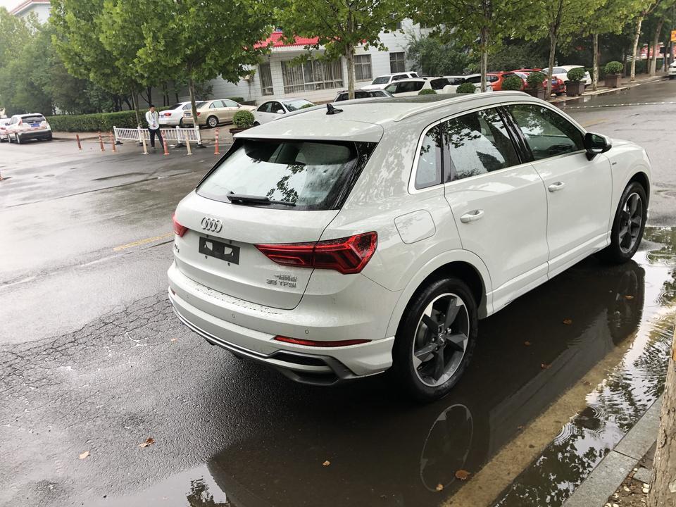 奥迪q3-购车总价 | 裸车23.5万，4s店要求最低加装3000。
油耗 | 目前一共行驶了将近500公里，加了1箱95的油，油表显示还有两格，还能行驶120公里。综合油耗8.7，高速上开空调6.4，市内9.6～10.2不等。总体上还是比较省油的。
空间 | 空间与同级对比不小，特别是前后排座椅座垫都加长了，甚至后排坐垫比我以前的天籁还要长。坐进去后部空间很好，没有任何局促感。运动型的车前排座椅带腿托，很棒。
内饰 | 动感型车内部以反毛皮为主，档次还算不错的。座椅的包裹性也很强。按键做工也不错，很德系