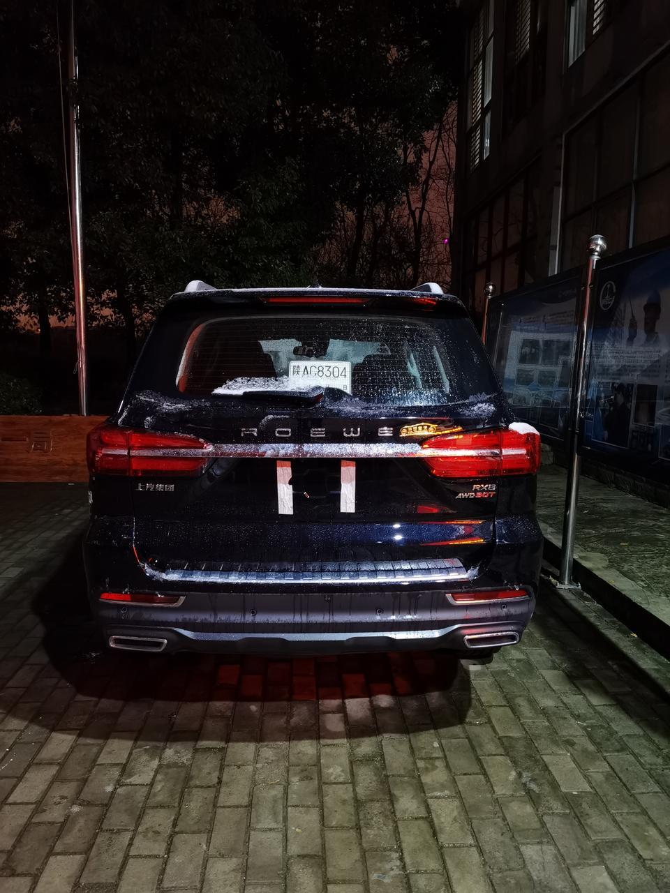 普拉多(进口)-个人喜欢越野车，也开过各种越野车，第一辆车2000年买了一辆进口96款普拉多2.7排量的。2014年又添了一辆国产江铃驭胜S350柴油2.4T的，。两辆车时间长了也开腻了，就想着再添一辆。所以一直在网上泡着，天天看各种越野车，对比来对比去，也去好几个城市的4S店试驾各种车，而且各有千秋。最终还是选择了荣威RX8、2019款四驱互联网至尊版的，11月中旬，到西安光明路陕西意友荣威汽车4S店交了定金，剩下就是漫长的等待，到了1月5号才提的车。提完车没来的及上牌，就直接开着上合肥，在合肥呆了有1