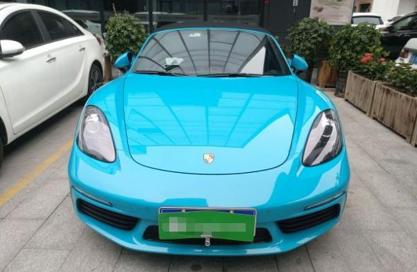 奔驰slc级-裸车价：63万落地价：73.7万#同级PK: 试驾了奔驰SLC和保时捷Boxster，觉得奔驰SLC的动力更强一些，但是操控性不如保时捷Boxster，所以最后我选择了保时捷Boxster。#外观时尚：保时捷Boxster的外观设计比较时尚，车门后方的进气口设计的很漂亮。#内饰精致：保时捷Boxster的内饰设计也比较精致，运动风格座椅乘坐非常舒适。#空间充足：作为一辆入门级的跑车来说，这辆车的内部空间还是很充裕的。#油耗合理：我的百公里油耗是11.5升，我觉得比较合理。#操控一流：转向很精