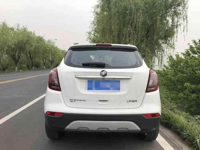 购车总价 | 裸车价13.5万，落地15.7万
故障吐槽 | 后备箱平时放些东西还可以，出去旅游东西一多就装不了了。隔音效果太差，正常驾驶胎噪声不大都能传到车来，上了高速还能听到风噪声。
空间 | 前排空间还是很舒服的，我调整好座椅后，空间还是很开阔，视野也很好，储物空间设计得不错，门板上很多储物格，可随心所欲放各种乱七八糟的小东西。
驾驶体验 | 1.6t涡轮增压发动机搭载6at变速箱，对女司机来说这样的动力配置已经很不错了，本来我开车也不怎么喜欢开快的，开着昂科拉会觉得起步稍微慢了点，但还算平顺。方向