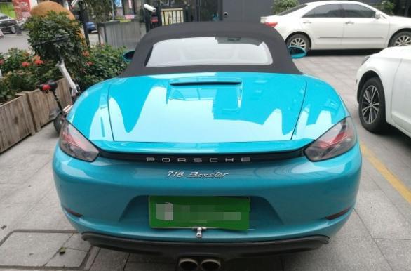 奔驰slc级-裸车价：63万落地价：73.7万#同级PK: 试驾了奔驰SLC和保时捷Boxster，觉得奔驰SLC的动力更强一些，但是操控性不如保时捷Boxster，所以最后我选择了保时捷Boxster。#外观时尚：保时捷Boxster的外观设计比较时尚，车门后方的进气口设计的很漂亮。#内饰精致：保时捷Boxster的内饰设计也比较精致，运动风格座椅乘坐非常舒适。#空间充足：作为一辆入门级的跑车来说，这辆车的内部空间还是很充裕的。#油耗合理：我的百公里油耗是11.5升，我觉得比较合理。#操控一流：转向很精