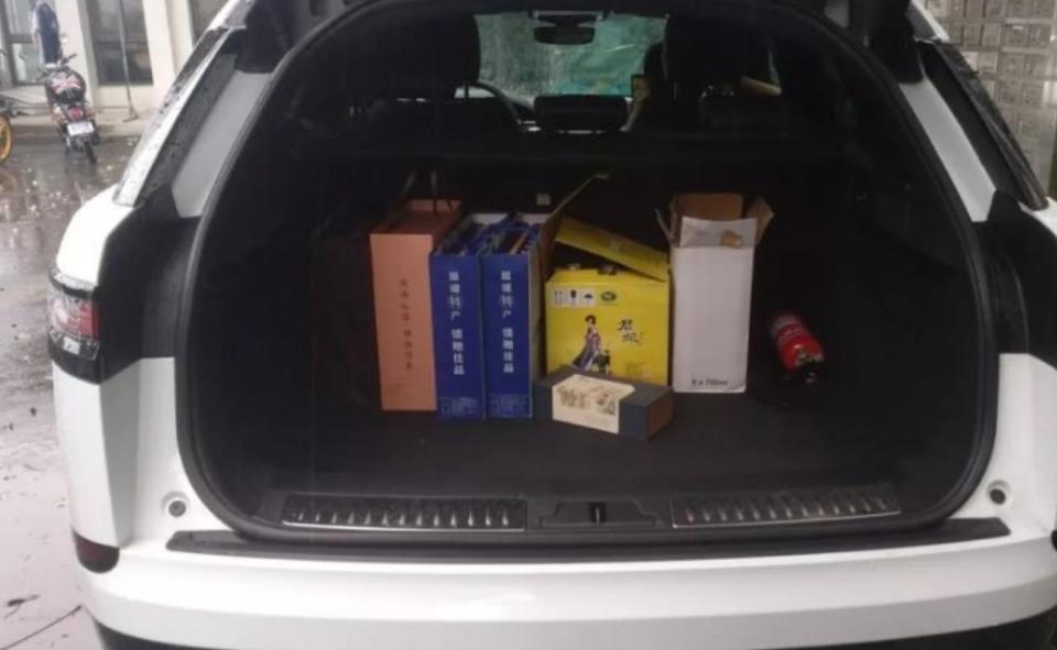 购车总价 | 我在买这辆车的时候，他的总价为52万左右。
同级对比 | 我在买这辆车之前也考虑了很多，本来就看好了捷豹I-PACE与这辆车，后来在试驾的时候，发现揽胜星脉的这辆车的动力比捷豹I-PACE要好很多，而且配置也比较高，所以最后便选择了这辆车。
空间 | 这辆车的空间还是比较实用的，前后排都比较宽敞，我坐在里面并没有感觉到任何压抑感。
驾驶体验 | 在驾驶体验方面这辆车的起步非常有力，而且深踩油门可以体验到强烈的推背感，刹车也比较灵敏。
