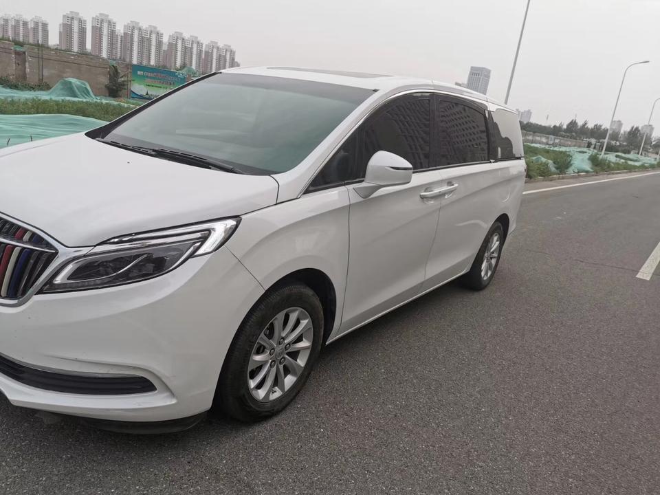 别克gl8-购车总价 | 当时买车的时候没有优惠，裸车价格是25.29万。跟指导价一样。
同级对比 | 当时看的是本田奥德赛，感觉两个车有很多类似的地方。不过还是喜欢美系车，主要GL8是商务车的典范,最终选择他。
空间 | 空间整体还是比较满意的，不论是乘坐空间还是后备箱空间。本人一米八二，无论坐在哪个位置都不会觉得顶头曲脚什么的。 就是第三排有点儿不太地道，左右各一个水杯槽，连个储物箱都没有，显得空荡荡的不太实用。
驾驶体验 | 2.0t的发动机动力还是不错的。起步不肉，低速涡轮介入介入的很早。只要舍得