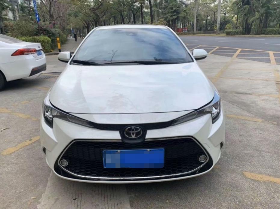 2015年购入人生第一台车，至今5年6万多公里，大毛病不断，坚定了我换车的想法，开启了我的选车之路，我这次的购车预算不多，首选车型是本田思域。主要是他动力好，车轻，加速快，改装潜力巨大。但是仔细一想自己过了那个玩的年纪了，得选择一个好开省油空间大的家用车了，目光逐渐转向了丰田，看到了雷凌，跟父母说了一下这款车给他们看了照片，他们也都很喜欢，第二天我就去了4s店，试驾过后确实让自己很满意，还有一万五的优惠，办完落地14.31万。
雷凌的车头两边有棱有角看起来十分的简约大气，车身线条十分优美，远处看上去十分简