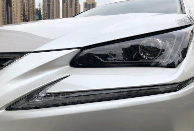 雷克萨斯nx-买了辆雷克萨斯过大年，春节时开回老家赚足了面子，裸车价33万整，软磨硬泡才优惠了5千。选车时还看过宝马X4和捷豹F-PACE，但都不如NX 300实惠，最关键的是雷克萨斯常年占据美国J.D.Power可靠性排行榜榜首，所以毅然入手。
油耗：平均油耗8.8，很吉利的数字，上下班通勤和高速各占一半吧，比较满意。
空间：前排空间满意，但后排坐3个人横向空间略显不足，尾箱空间不错，中央隔板取下后空间更自如。
内饰：仪表台精致又不失稳重，内饰整体档次感觉不次于任何品牌，座椅有种包裹全身的感觉，坐着安全