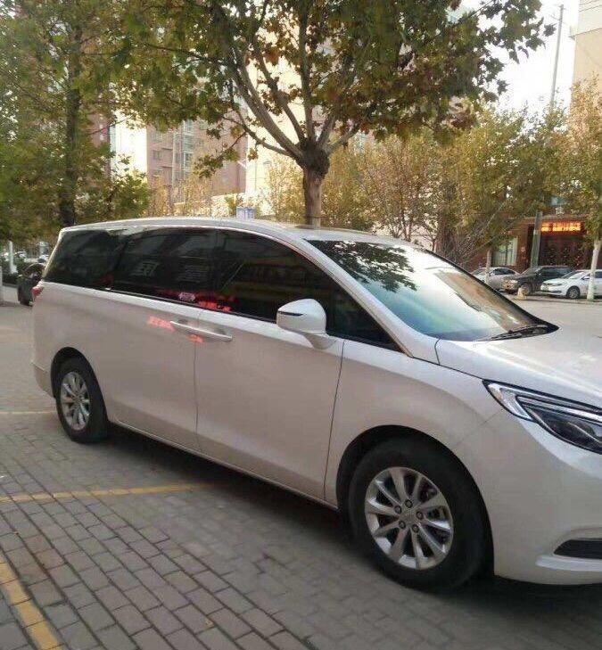 购车总价 | 裸车价为31万元，落地价为34.49万元。
同级对比 | 当初考虑换车的时候看了很多款车，又根据自己的驾驶习惯排除了很多车型，最后选择了别克GL8，首先它的油耗方面还算合理，然后就是它的内饰做工精细和外观的大气稳重，在价格方面还是觉得不错的，生产工艺方面也挺成熟的，整体设计也合理，配置也不错，安全性能也不错，所以我选择它。
颜值 | 新款车型的颜值要比老款车型看的更运动时尚一些。从侧面来看修长的车身，给人感觉具有速度感，但是从前面来看感觉像胖头鱼。
空间 | 空间当然没得说了，无论是哪个座位