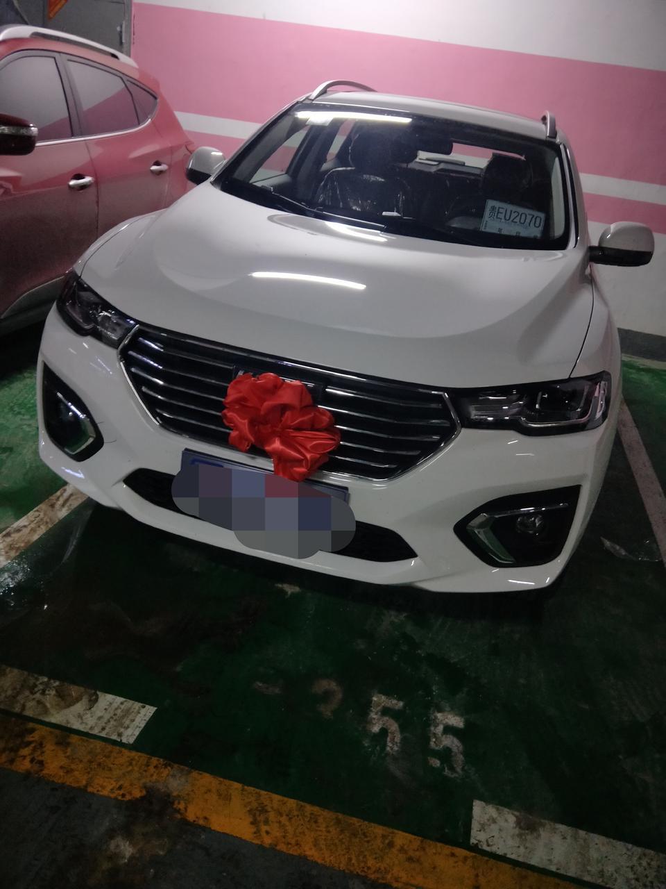 哈弗h2s-购车总价 | 当时买车优惠完7.8万，加上保险购置税上牌落地一共下来9.8万。
同级对比 | 当时看了很多车型，比较喜欢SUV，家里人一直推荐我买哈佛车型，毕竟人家做大哥已经好多年，于是在家人的陪同下提了哈佛h2s。
故障吐槽 | 动力低扭有点不足，走烂路尾门有点异响。中控屏幕反应有点慢。
空间 | 空间挺大的，本人1.8做后排腿部空间有2拳左右，头部空间有4指，h2s的车身特别宽大，后排做3个人一点问题也没有。尤其后备箱的空间特别大，有时候拉货也够用。
驾驶体验 | 1.5t的动力低扭不足，