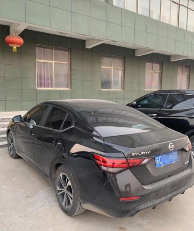 买车主要是考虑到家用的问题，现在有辆车平时上下班也方便，选车还是偏向于性价比高一些的轿车，预算大概15万以内。一开始去看了大众的朗逸和这款轩逸，价格相差不大，不过大众的外观自己不是特别的喜欢，大众车外观相对来说比较中庸，不是自己喜欢的风格，轩逸的话外观更加运动一些，引擎盖上的线条看上去很有肌肉感，在同级别的设计中属于辨识度比较高的前脸，很喜欢了。现在车子开了一个多月，外观还是那么的耐看帅气，特别是远近光LED的大灯，晚上点亮后，整个前脸的辨识度非常高，看上去很耀眼。流线型的一个车身，侧面看上去非常的动感，