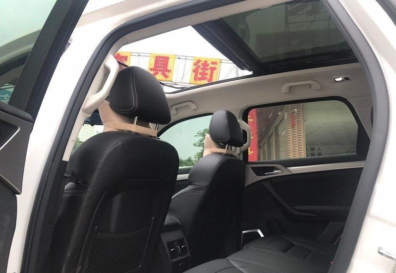 哈弗h7-购车总价 | 费尽口舌，最终优惠两万，裸车价14.3万，加上购置税和保险等，落地价一共花费16万。最终接受了店员的一个5000元大礼，包里面有太阳膜，全车的各种垫等等东西，感觉有一点贵。
同级对比 | 最开始喜欢传奇的gs7，但总感觉有一点太大，而且油耗会相对高一些，想一想还是算了。哈弗系列车的口碑非常好，而且这台车外观很漂亮，空间，动力等方面也都能满足我的需求，价格也比较优惠。
颜值 | 外观是非常打动我的地方，整体感很强，线条流畅，前脸硬朗，搭配别致的大灯，更显年轻时尚。
空间 | 五口之家