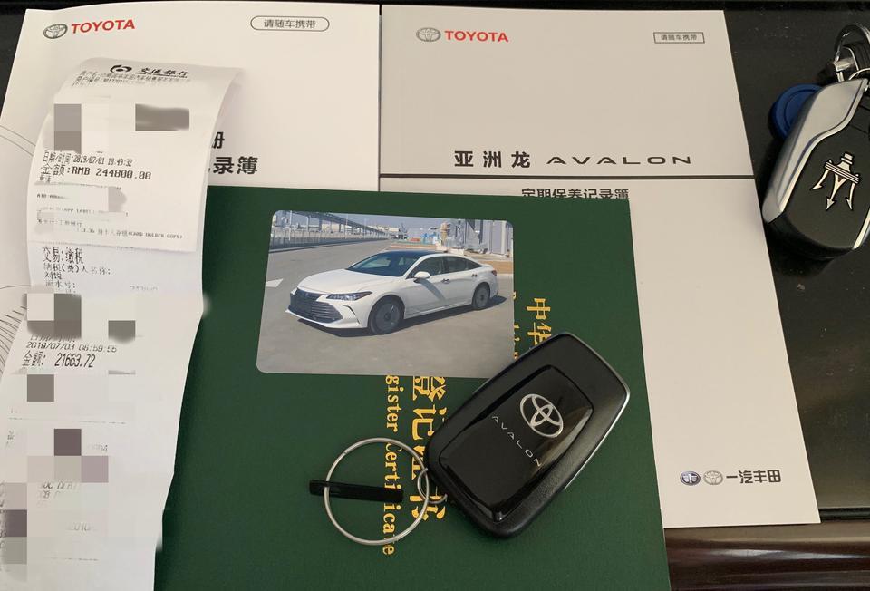 从高中开始就是车迷，那时候喜欢收藏车模，和朋友们一起分享汽车杂志，但是自己拥有的第一辆新车还得从关注的美版亚洲龙TRD黑武士，颜值爆表还有我最喜欢的贯穿尾灯更增加了运动与战斗气息！我喜欢前脸大气的车型，最早座朋友的君越Avenir时候就喜欢上了他的外观颜色伯爵紫我喜欢深邃的紫色和乘坐舒适度与隔音降噪水准，朋友也推荐我和他买一样的，主要是大面积锁子甲中网让我非常心动，可惜无奈提车时候老款国五没车，新款优惠2000还要等车。最后还是坚持了我自己的选择，亚洲龙2.5汽油顶配版，没选混动的几个原因1⃣️主要是等三