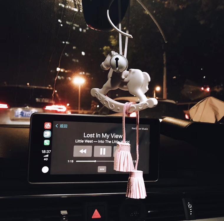 奥迪a4(进口)-优点:
#外观漂亮 买这辆车相信大部分人都是被它迷人的外形所吸引，无框车窗，大溜背造型，所以基本上外貌协会的都是会选择的，当然每个人都有不同的想法，就是牺牲点性价比，换来的可是比其他车型更多的回头率和更多的把妹机会！
#油耗满意 2.0t高功率，本想着油耗肯定直飙10个油以上，买车以来，日常行驶基本8，9个油左右，对于这个油耗表现已经很满意了。当然这是在你不猛踩油门的前提下啦！
#动力充沛 动力这个没得说，252匹马力基本上是踩多少有多少，深踩油门还有不俗的推背感，基本秒路上90%的车子