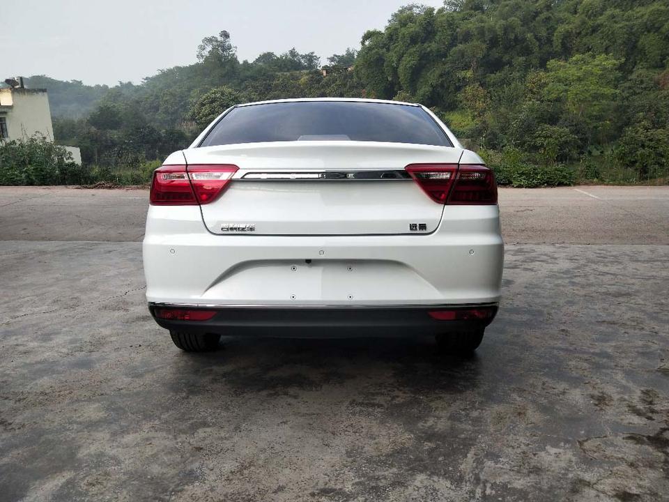 购车总价 | 原车5.99万，优惠下来5.29万，办好下来6.4万。
同级对比 | 起初也看过长安的CC，对比了一下，外观颜值力略胜远景，但性价比不如远景，而且远景的油耗也要低一些，作为家庭用车，感觉哪个划算买哪个，也就选了远景。
空间 | 空间挺满意的，后排空间也是非常不错的，173的我可以伸得开腿，后排中间也处理得非常不错，几乎没有什么凸起。
驾驶体验 | 1.5的排量，不充沛，但家用够了，手机档车型，一方面也看驾驶者，开着空调的情况下，动力有轻微的减弱。方向盘指向比较精准，操作轻盈，驾驭起来特别灵活