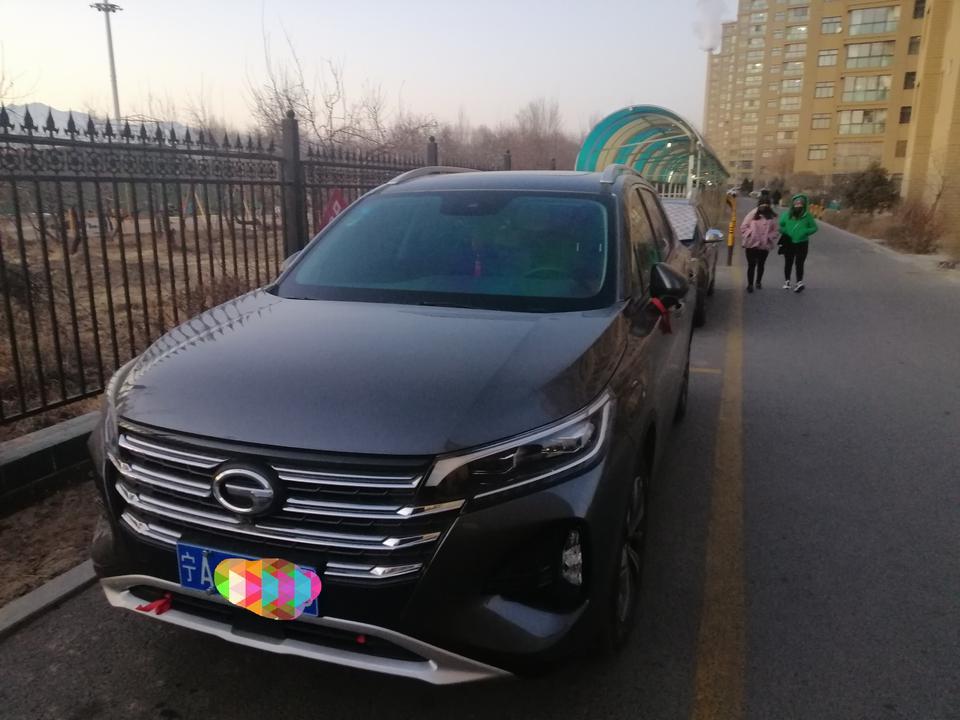 本人八零后但不油腻的大叔一枚。人生第二辆座驾是11月26号入手的2020款传祺GS4，悄悄地告诉你，我可是宁夏地区首台20款GS4哦。
说实话，在换车之前大概一个月的时候吧，就开始在网上了解各种车型的优缺点，因为我的第一台车是轿车，所以我首先确定一定要买SUV，主要是SUV的空间大，然后根据预算就确定买落地15万左右的了。什么长安啊，哈弗啊，传祺啊看了个遍，结果没看出个子丑寅卯，于是乎带着老婆直奔4S店，其实主要看的还是上面提到的这几个品牌。
当来到传祺店的时候，销售小哥的热情把我和媳妇牢牢地留在了店里，