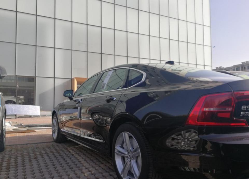 沃尔沃s90-购车总价 | 落地价43.5万。裸车39.3万。
同级对比 | 同级别就对比过英菲尼迪q50，考虑过还是选择了s90，更喜欢沃尔沃的外观以及安全性非常高。
空间 | s90轴距很长，腿部空间非常大。座椅比较短，前后都是。前排后排满载都无压力，后备箱空间还可以，装行李完全不是问题。
颜值 | 外观非常帅气，特别是大灯，炯炯有神，晚上亮度还贼好，感觉轮毂非常大，然车子运动感立马上升，车身线条也非常流畅。
内饰 | 内饰非常豪华，用料基本是真皮的，设计风格也很有科技感，中控大屏有很多很实用的功能，