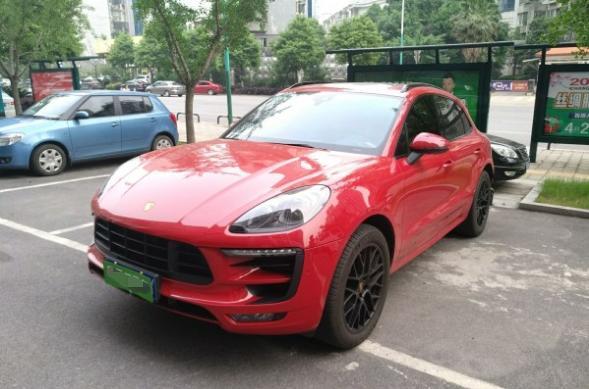 裸车价：75万 
落地价：86万  
#同级PK：想换个扎实的车型，bba已经太多了，其他的品牌影响力比较弱，倾向于德国货，基本就看上保时捷了，卡宴有点太大笨重，911灵活吧又太小了，实在没办法家用，就折中选了个macan，老爸要求6缸打底，然后自己选配；
#内饰不错：用料做工还是非常扎实的，隔音和打开窗关上窗两个世界，内饰设计我也很喜欢，有种赛车的感觉，当初也考虑过特斯拉，内饰还是太简单了；
#油耗一般：油耗还是符合预期的,磨合期平均油耗十三升左右，6缸发动机，可以了；
#操控及格：转向系统算及格吧，个
