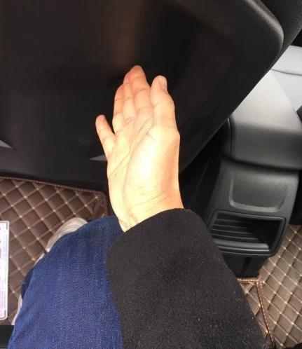 购车总价 | 我当时买这款车的时候，裸车价为16.8万，把手续办完上路后，落地价为18.5万出头。
同级对比 | 同级别的车也看了好几辆，在奥迪A3和这款车之间考虑了很久，我同事很推荐我买宝马1系，在试驾之后对比了一下，感觉宝马1系的内饰更好一些，外观也很符合我的口味就买下来了。
颜值 | 这款车的颜值很高，虽然轮墩是低配的，但是我觉得还是很好看的，颜值完全是地道的家族形象，漂亮、吸睛。
空间 | 空间还算满意，后排坐三个没有问题，可以伸开腿的，我170在驾驶位上还有一拳的距离。
油耗 | 油耗我自己开的