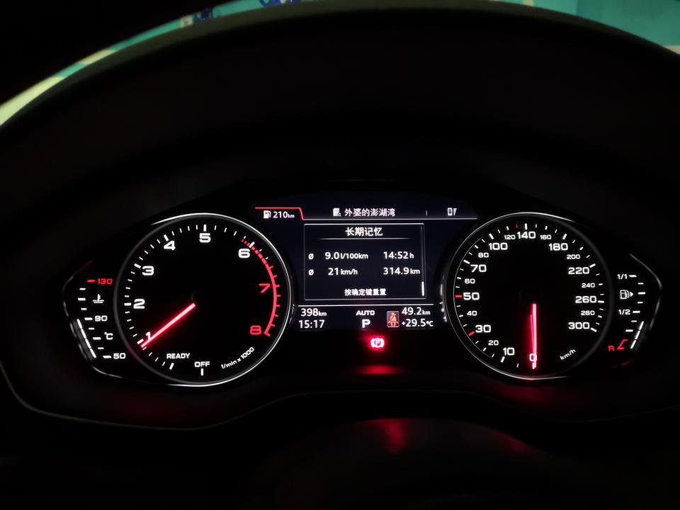 奥迪a4l-购车总价 | 裸车23.1，留学生购车免购置税，保险6700，其他装饰装潢下来落地24万多一点。
同级对比 | 选车的时候对比过同级别宝马老款3系，奔驰C级别。
老婆最喜欢奔驰C，奈何奔驰太贵，墙排因为中控的原因横向空间总觉得太窄，后排空间也不发，家庭用车，还是放弃了。
老款宝马三系，做进去总感觉坐姿太低，不喜欢宝马的仪表盘。
A4L中规中矩，价格也最便宜，最终还是选的A4L。
故障吐槽 | 还没提车发动机故障灯就亮了，读取故障码是燃油压力过低，是因为4S加的油太少不够了！实在搞不懂了4S就缺