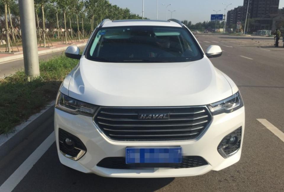 购车总价 | 哈弗H4买的时候裸车价是10.5万，这个价格我刚好能接受，优惠这么多挺不错的。
空间 | 空间很大，坐上来很舒服，后排空间非常大头部和腿部空间非常充裕，中间地板几乎全平，中间的人坐着也很舒服，后面后备箱能装很多东西，家用来说很合适。
颜值 | 外观来说前脸很大气，配合犀利的大灯很威猛又很大气，车身线条流畅，肌肉饱满，轮廓分明不失丰满,外观非常好。
内饰 | 内饰比较简洁,中控台设计的不错很有质感，虽然位置偏低，但是语音识别系统来操作也没有任何的不方便。
驾驶体验 | 虽然低速起步的时候表现没