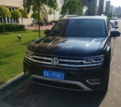 购车总价 | 这款车的裸价大约是32.4万元，还有一些杂七杂八的费用，总共办下来也就36.3万元。
同级对比 | 在买这辆车的时候，自己也考虑了很多的款式和品牌，自从看到探险者的时候就很喜欢，但是后来慢慢发现它的性价比不是特别高，因此就选择了这辆途昂。
驾驶体验 | 在开着这款车出去兜风的时候，这款车的感觉就更不用说了。2.5T的发动机简直是动力满满呀。在驾驶过程中很容易满足我们超车的想法，整个车开起来也是十分的稳定。
颜值 | 这款车的外形看上去十分的霸气十足，在这款车中车前的大灯显得格外的亮眼，再加上