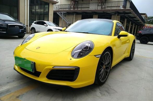 保时捷911-裸车价：143.68万元 落地价159.5万元 #同级PK：同级看了GTR，但是日产毕竟不是专业做跑车的，想想还是911比较稳妥。#外观运动：全黑的轮毂和红色的卡钳看起来就嗨，浓浓的跑车味。#内饰简单：内饰是保时捷一贯的简约风，很喜欢跟中央的操作区，各个按键按起来都很方便。#空间满意：没想到前面的行李箱还挺大的，能装下不少东西，以后去机场接人能用上了。#油耗较高：综合油耗在16个左右，稍微有点高，但是和带来激情来说，这点油耗不算多。#驾驶有激情：车子开起来很有激情，加速真不敢随便地板油，动力