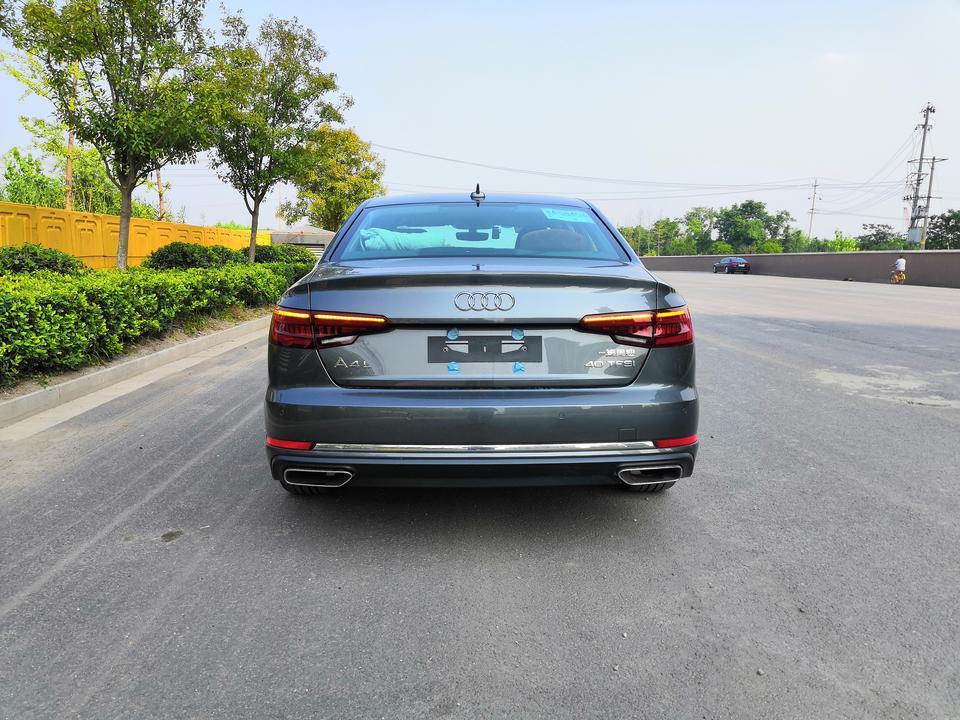 奥迪a4l-购车总价 | 裸车23.1，留学生购车免购置税，保险6700，其他装饰装潢下来落地24万多一点。
同级对比 | 选车的时候对比过同级别宝马老款3系，奔驰C级别。
老婆最喜欢奔驰C，奈何奔驰太贵，墙排因为中控的原因横向空间总觉得太窄，后排空间也不发，家庭用车，还是放弃了。
老款宝马三系，做进去总感觉坐姿太低，不喜欢宝马的仪表盘。
A4L中规中矩，价格也最便宜，最终还是选的A4L。
故障吐槽 | 还没提车发动机故障灯就亮了，读取故障码是燃油压力过低，是因为4S加的油太少不够了！实在搞不懂了4S就缺