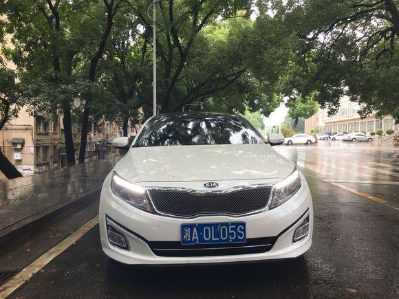 这辆起亚K5全款下来一共花费了将近15万，其中加装花费了一万多。这款车型和同类同价的车型比如本田缤智相比，其优点是具有多功能方向盘，一键启动，电动座椅，倒车影像和全景天窗，缺点是外观没有缤智好看，起步较慢。和其它车型比如标志4008相比，其优点是车内空间比标志要宽敞，缺点是马力没有标志4008足，内饰略差。
#乘坐空间出色 这辆起亚K5的乘坐感非常好，特别是它的乘坐空间令人非常满意，乘坐空间宽敞，乘坐空间出色。
#油耗满意 这款车型在市区内的百公里油耗为8.2L，在高速上的百公里油耗为6.2L，总体感觉很