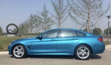 宝马4系-购车总价 | 40万元
同级对比 | 车的外观时尚，我一眼就看上了这车，宝马的操控没得说，海岸蓝色的配色很骚，路上回头率很高。中控的设计和布局一向是宝马的风格，不知道是不是看腻了，感觉没啥亮眼的地方。
驾驶体验 | 2.0T引擎，184马力没啥好说，反正满足日常需求，超车、并道也算较为轻松，采埃孚的8AT波箱，换挡非常清晰而且速度极快，能跟你的操作无缝衔接，另外油门调校很灵敏，转速积极不拖泥带，开起来很听指挥。
空间 | 够用吧。
油耗 | 百公里8.5L。
