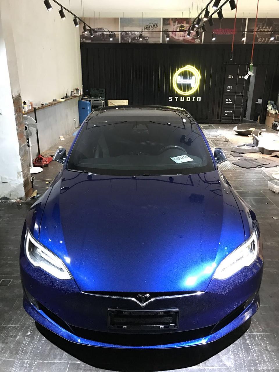 model s-购车总价 | 当时没有优惠，新车裸车价80.63万，加上保险，上牌下来89.45万，新能源车型没有购置税。
同级对比 | 买车就看中了特斯拉的新能源，毕竟做的挺不错。科技感十足。
故障吐槽 | 新车刚买的时候后门有瑕疵，只怪验车没看清楚，后来去4s店，人家不承认，
空间 | 空间还算可以吧，本人173，做后排腿部空间有1拳左右，头部空间有3指。后备箱空间表现不错，满足一家三口的一家游出行还算可以。
驾驶体验 | 动力输出特别够用，百公里4.3秒的加速成绩，方向盘指向精准，悬架调教的挺不错，