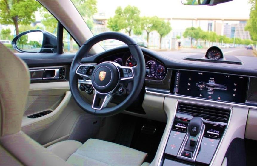 panamera-购车总价 | 裸车98万元，主要是预算有限，提了最新的丐版，不然就提4s了，总价提车上路一共123万元，选装了11万配置，21寸大轮毂，内部sportchrono组件和氛围灯，为了我那帅气又有实力的小帕，这点费用花得值！
同级对比 | 当时选车的预算其实是控制在100万元的，谁让我去店里看中了保时捷就一发不可收拾呢，期间其实还看过奥迪a7，想想也在预算内，上路肯定能控制在100内，最后看了小帕后真的只能忍忍心加了20w提了，想想还是要买最心意的车最好
空间 | 空间和a7基本差不多，都是