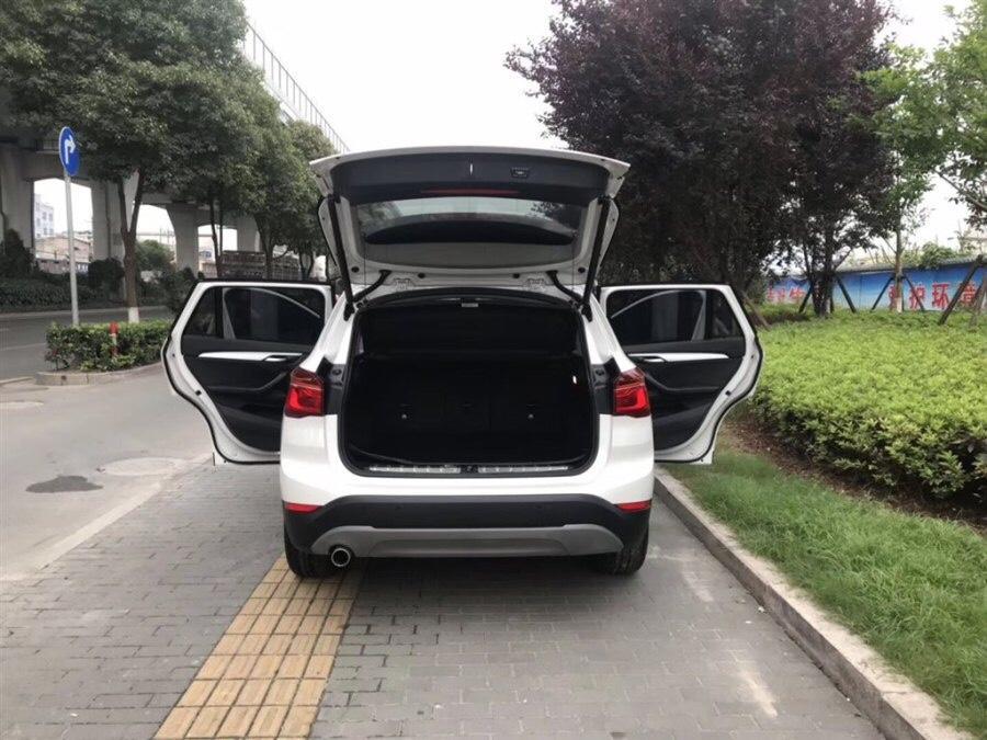宝马x1-购车总价 | 裸车价大概在29万 当时各种费用算下来是33.5 万左右
同级对比 | 与奥迪Q3相比。还是更满意宝马这款的空间。可以说同级别车应该没有比他更大的了。空间让我很满意，所以选择了它
空间 | 空间是非常大的，前排驾驶空间足够，后排两个人的话很宽松三个人就会有一点挤 后备箱还是可以满足日常所需的。放婴儿车放行李都没问题。
颜值 | 外观是一如既往的，大气高端大气上档次 很耐看。前车大灯就像两个眼睛。很犀利 内饰设计也很前卫。很满意
内饰 | 内饰给人一种科技感风格，很时尚，中控台也很好