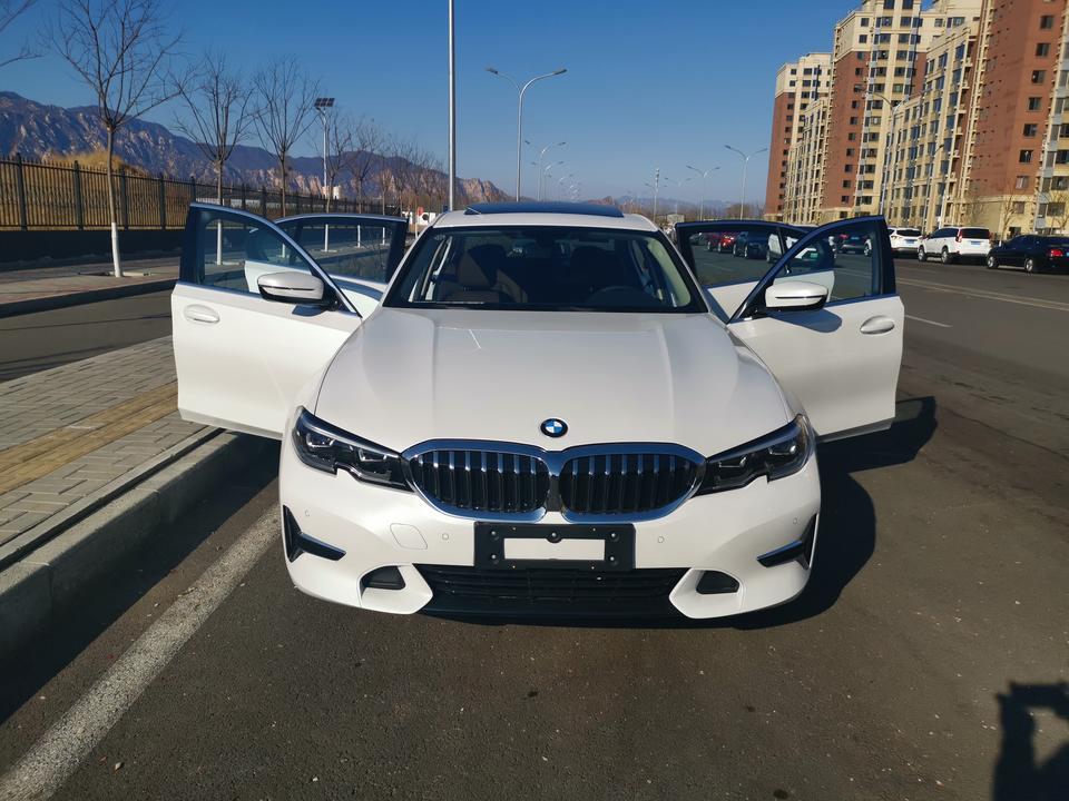 宝马3系-宝宝马上出生了，购置一辆车很有必要了，人生第一辆车，选车过程就不说了，挺漫长的，BBA，总之30万上下对比下来还得是3系！
外观：
特别喜欢首发版的外观，前后包围都很特别，作为一个准奶爸还是走时尚路线吧，不过真心喜欢M的丁字裤方向盘，鱼和熊掌不可兼得。
内饰：
内饰科技感很强，车机界面简洁好用，大旋钮操作方便，内饰门板大面积真皮包裹，摸到的地方基本都是软的，当然该硬的也硬。
空间：
325LI  L车型空间够用，后排空间很大，坐垫长，对大腿乘拖特别舒服，储物空间一般，也算够用吧。
操控：
转向感