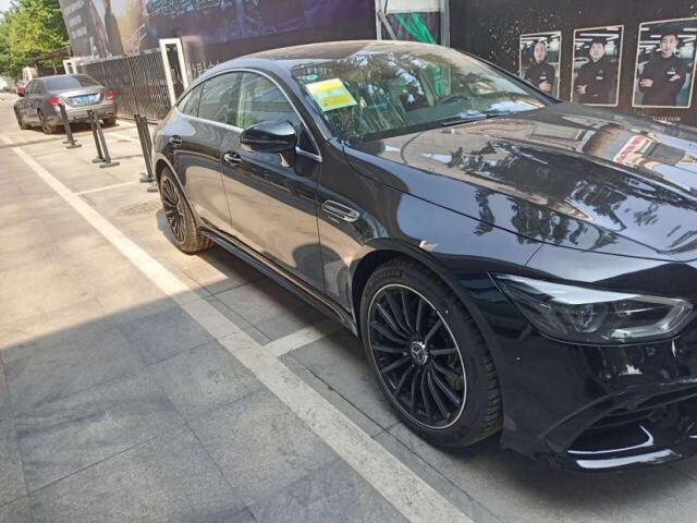日产gt-r-购车总价 | 这台车是8月份购买的，裸车230万，购置税20多加上保险杂七杂八的270多万多落地。
同级对比 | 我当时对比了911、gtr和马丁v8的vantage，先说gtr吧，内饰有点素了，加上有点直男气息pass，保时捷有点太多了北京这边（每天海淀早上都是保时捷），vantage确实不错，但是又有点小众了，最后还是选择了amg gt。
空间 | 买这个车还要什么空间啊，后排我都是放花和鞋的，还有女孩子的东西。
油耗 | 油耗还可以吧25个左右，之前开的莱万特，没差多少啊。
驾驶体验 