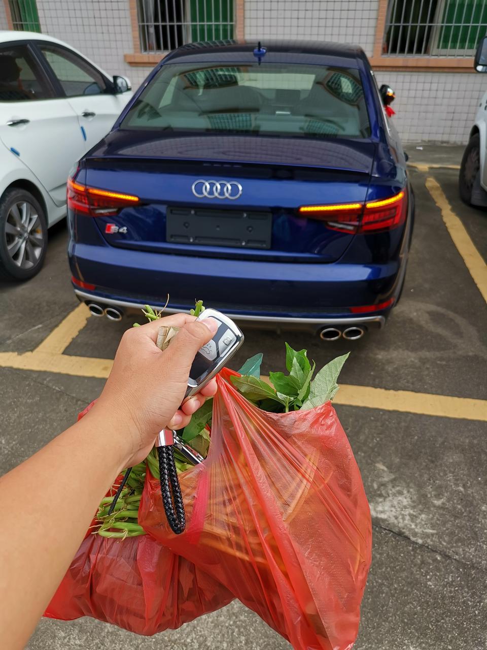 奥迪a6l-我这是后来补写的，不知道为毛写了5个月后跟我说车主审核不通过。
再重新写吧，现在开了1万1公里了，希望能让大家看到车主感受。
购车总价 | 选了BO音响，落地53不到。当时没有二手车源，现在10月了，很多二手车源都便宜差不多10万，扎心???
同级对比 | 要动力有动力，要空间也有空间。追求更高的朋友可以考虑下S6，4.0TTV8。
故障吐槽 | 副驾驶安全带卡扣撞到门会经常响，其它问题都没有出现。欧洲车都是会烧一点机油的，我现在差3000公里二保，行车电脑检查保养，机油尺从最大下降了一格吧，