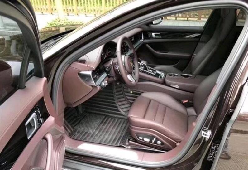 panamera-购车总价 | 买这款车的时候总价位是112.6万元。
同级对比 | 跟奔驰S级相比，这款车的外观会更有豪华感，试驾的时候感觉这款车的性能配置也非常的符合我。
空间 | 轿跑空间还凑合，前排后排都过得去，不过后备箱的空间还是很满意的。
颜值 | 外观真的是没话说，每一处都是完美的线条，特别的喜欢。
内饰 | 闫车不进行选配的话，标配的内饰及座椅材质都不是真皮。
