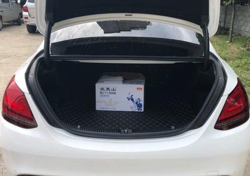 购车总价 | 买车辆本车的时候裸车价格是28.68万，最后的落地价格是32.5万，这个价格还在自己的买车预算之内，可以接受。
同级对比 | 当时在买车的时候也看了很多，其中就看中了奥迪a4l，但是奥迪的那辆车加速太过沉稳，车型没有朝气，所以就选择了这辆奔驰的运动版，青春洋溢。
空间 | 这辆车的内部空间还是非常宽敞的，本身这就是一辆中型车。它的后排空间是非常大的，平时带上家人也显得非常的宽松。
驾驶体验 | 驾驶体验方面来说它的智能化真是非常棒，在跟车比较近的时候，仪表盘上还会有提示，这一点来说就是非常方