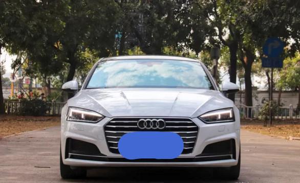 奥迪a5-价格：裸车37.80万 落地价：44.78万
#外观漂亮 外观是很运动的感觉，流线型的车身，大气漂亮，感觉适合我这个不算年轻人的年轻人
内饰方面总体来说还是很好看的，并且做工真的不错，很细腻，中控台造型非常好看，功能清晰，分区明确，仪表盘的设计也非常有科技感
操作：电动助力转向，是的方向盘用起来比较轻，指向比较精确，
动力：动力非常强劲，再挂上S挡的情况下，发动机发出跑车的轰鸣声，在起步的时候提速非常快高速阶段再加速能力也是非常出色的
缺点;我一米八三开车的时候还好，坐在后面感觉头部空间小，配置