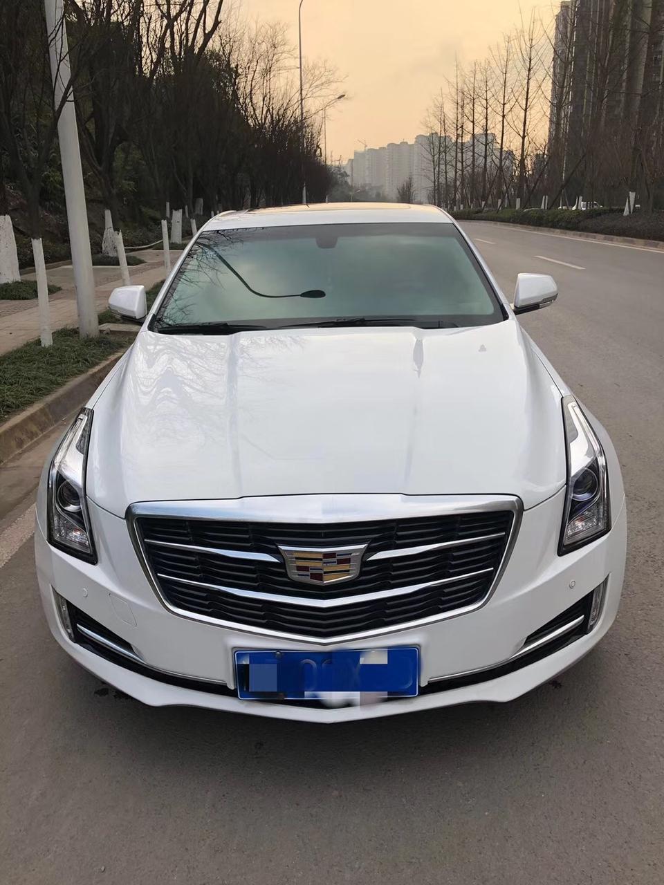 我是2018年8月提的这辆车，加装骚红内饰，大拆换Gps，上车险等落地花了31万左右。当时买车就是瞄准了时尚，颜值，对比奥迪Q5宝马X3，最后去看了凯迪拉克，发现它犹有过之，犀利的大嘴，鹰眼设计大灯，流畅的曲线，不挑了，就选它了。
#外观好看 征服我的就是他的外观，车身整体感很强，时尚的轮毂设计，犀利的车头，帅的一塌糊涂。白色成为街车色现在仍然非常出众，非常适合年轻人。
#加速动力不肉 2.0T动力加持，提速暴躁，推背感很强，发动机动力很强，点油门就窜，嘎嘎快！
#乘坐空间够用 乘坐空间足够，配上骚红内饰
