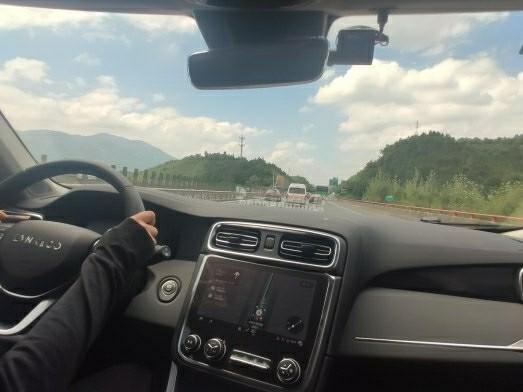wey vv5-购车总价 | 裸车的价格在175000元，加上车辆购置税17500以及车辆的保险6500，还有上牌费用几百块钱，落地价格不到20万。
同级对比 | 同级别车型中也看了一下新款的VV5。发动机基本都差不多，但是感觉vv5的外观不是特别喜欢，毕竟喜欢领克的灯。
驾驶体验 | 这款车发动机动力采用的是2.0t发动机，感觉动力方面十足，而且加速很给力，所以操控比较好。
油耗 | 油耗基本能控制在八到11升油左右，主要是看你在什么路况行驶，拥堵和不拥堵路况油耗也相差的比较多。尽量不要急加油门儿。
空