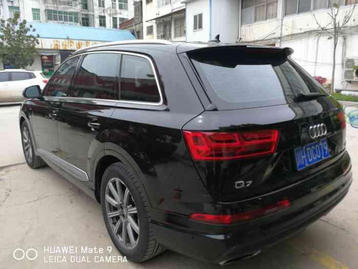 奥迪q7-购车总价 | 这款车的裸车价格是79.25万！加上购车税！保险！上牌！具体也没算！不过大家也都知道个大概吧！买车送了全车贴膜脚垫侧踏！不过质量都不怎么好也没用！
同级对比 | 当时也是看了很多车型！跑了许多家4s店！也试驾了很多车！看过奔驰宝马的好几款车型！后来还是觉得买了这款车！也许是开习惯了前一辆车就是用的奥迪q5！这就和看媳妇是一样的对眼了就不说别的！
故障吐槽 | 就感觉音响还欠缺一点！其他没什么毛病！后期有情况的话在追加吧！
空间 | 空间对于一台中大型suv来说肯定是不用多说的！不管